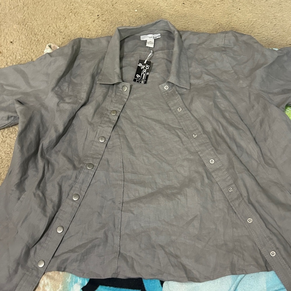 Lucy & Laurel Light Gray Button-Up Shirt